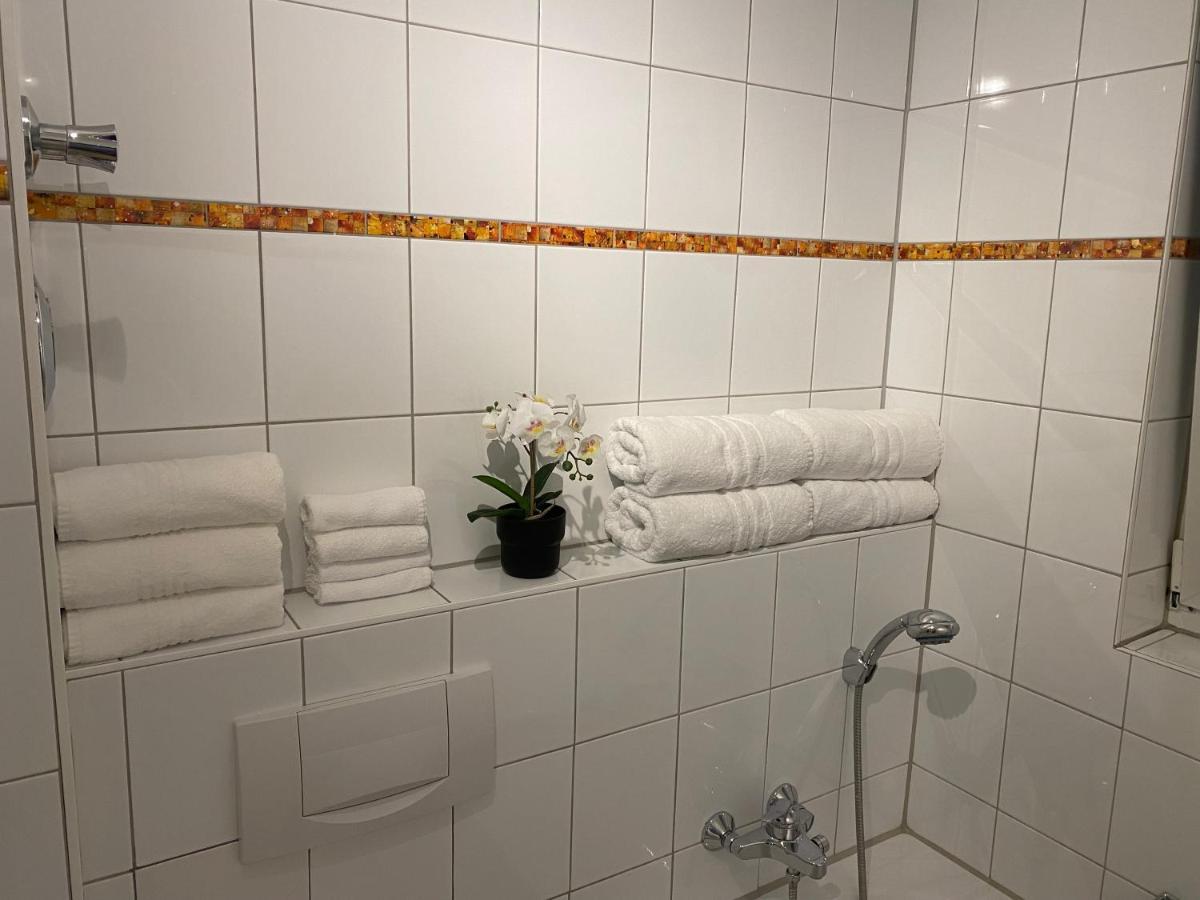 3 Zimmer Apartment In S-Bahn Naehe, 76 Qm, Max 5 Pers, 30Qm Dachterasse, Garage, Internet 1000 Mbit Gaertringen ภายนอก รูปภาพ